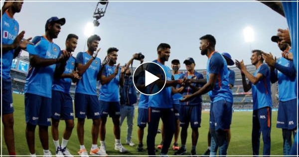 IND vs SL: सूर्यकुमार के हाथ से कैप लेने पर भावुक हो गए दो युवा खिलाड़ी-  देखे वीडियो