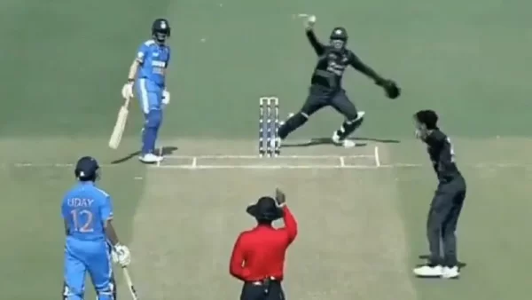 पाकिस्तानी प्लेयर ने पैरों से लपका कैच, देखता रह गया भारतीय बल्लेबाज; अंपायर भी हैरान